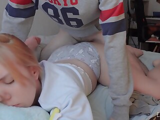 Qiz oz mushuki bilan yigitning yuziga otirdi